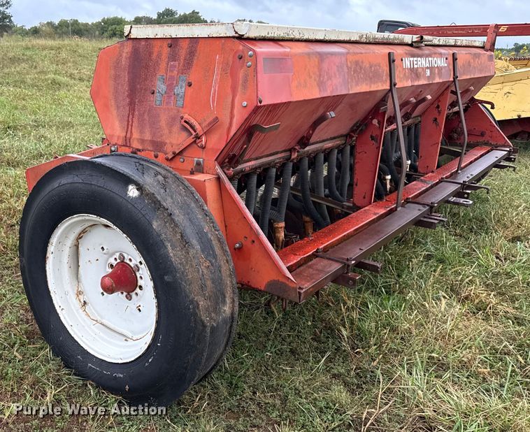 image for item DY8222 International 510 grain drill