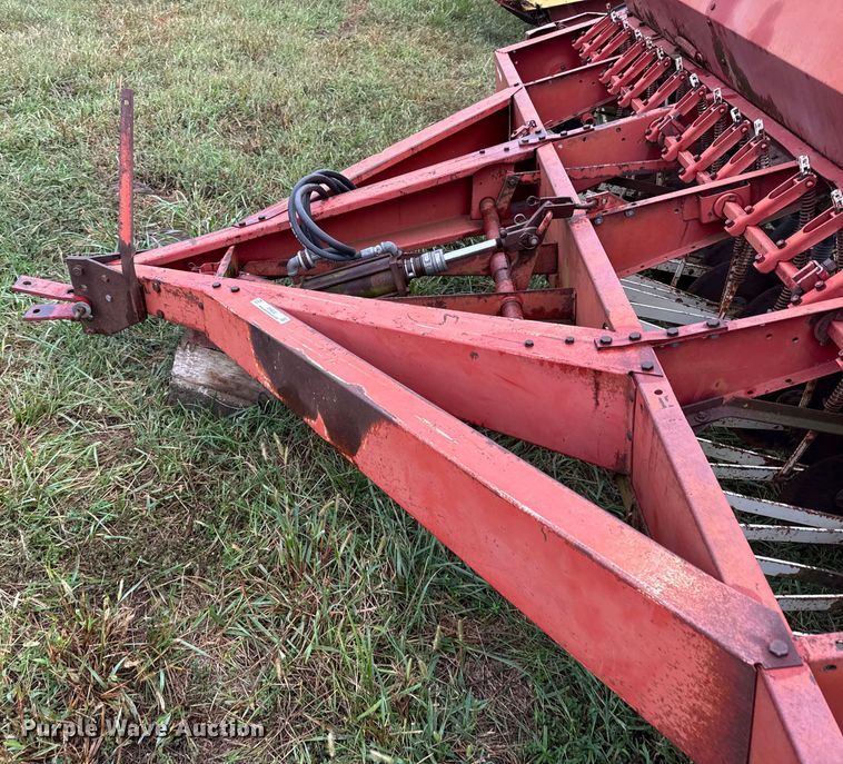 image for item DY8222 International 510 grain drill