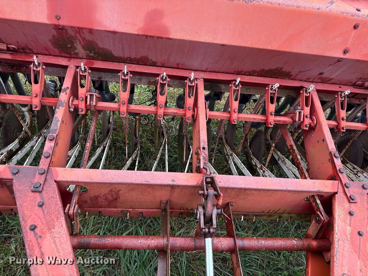 image for item DY8222 International 510 grain drill