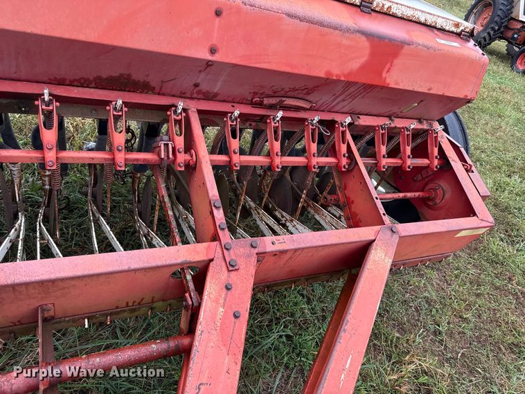 image for item DY8222 International 510 grain drill