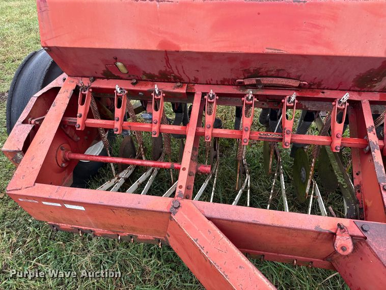 image for item DY8222 International 510 grain drill