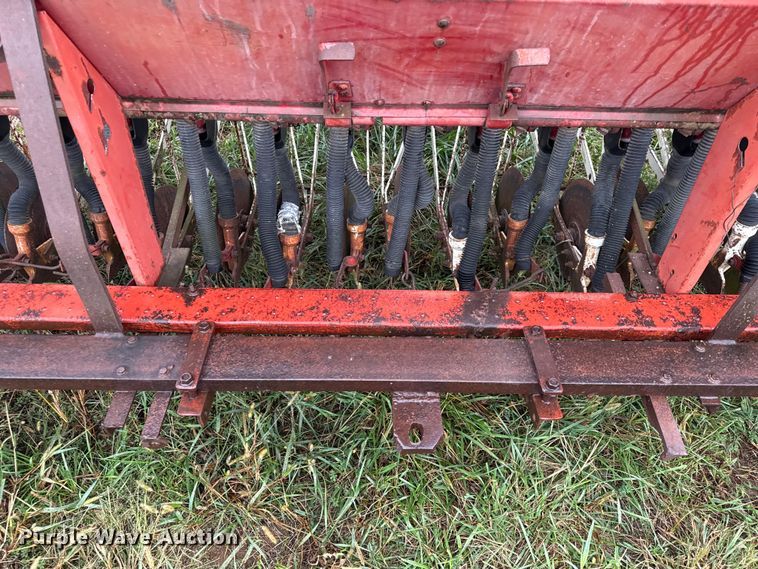 image for item DY8222 International 510 grain drill