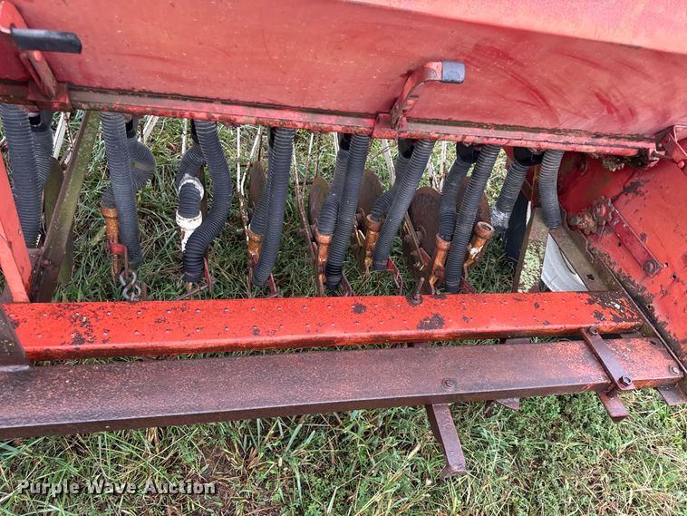 image for item DY8222 International 510 grain drill