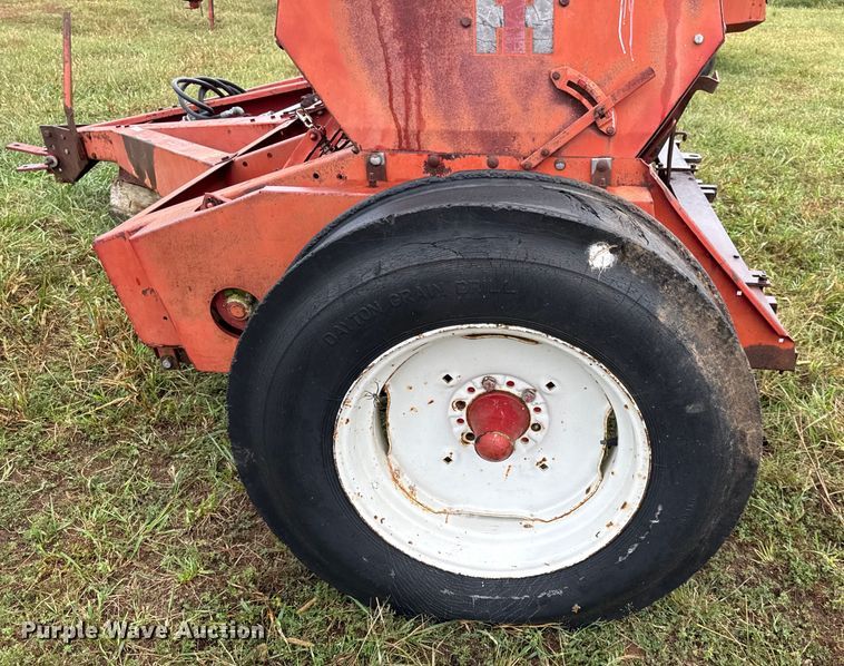 image for item DY8222 International 510 grain drill