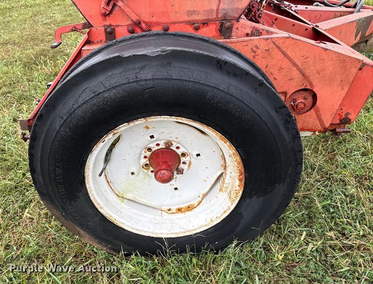 image for item DY8222 International 510 grain drill