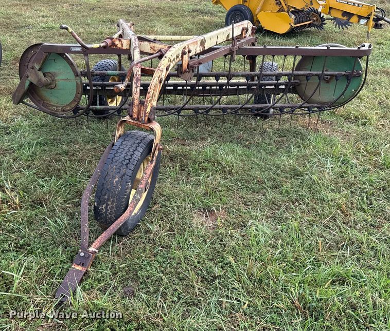 image for item DY8223 John Deere hay rake