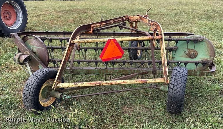 image for item DY8223 John Deere hay rake