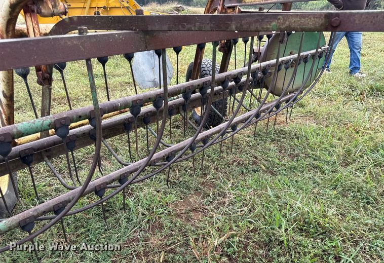 image for item DY8223 John Deere hay rake