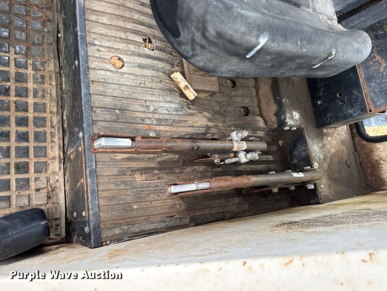 image for item DY8224 Case 1690 tractor