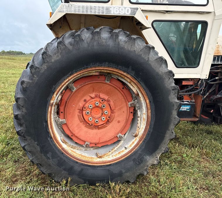 image for item DY8224 Case 1690 tractor
