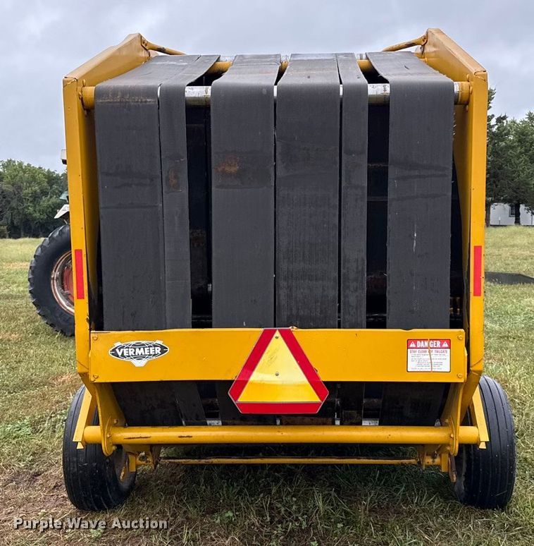 image for item DY8225 Vermeer 605F  round baler