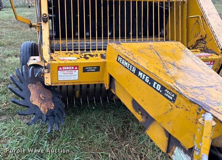 image for item DY8225 Vermeer 605F  round baler