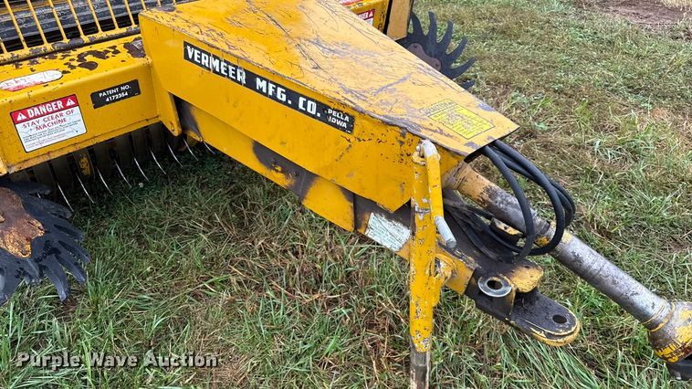 image for item DY8225 Vermeer 605F  round baler