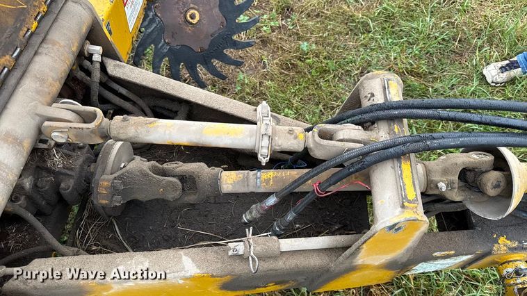 image for item DY8225 Vermeer 605F  round baler