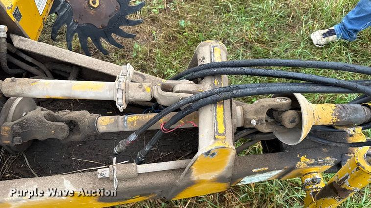 image for item DY8225 Vermeer 605F  round baler