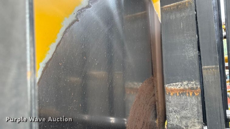 image for item DY8225 Vermeer 605F  round baler