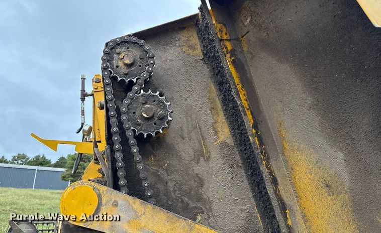 image for item DY8225 Vermeer 605F  round baler