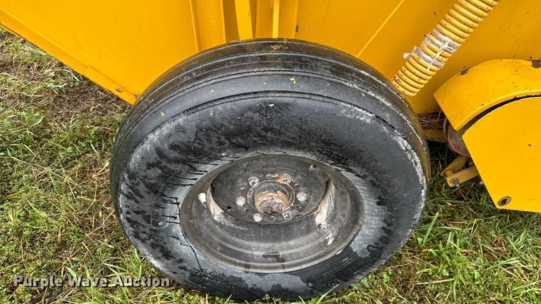 image for item DY8225 Vermeer 605F  round baler