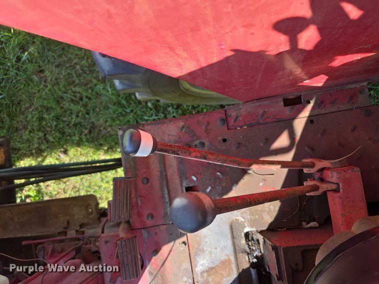 image for item DZ6385 International Harvester 756D tractor