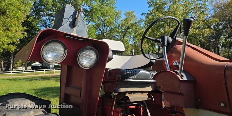 image for item DZ6385 International Harvester 756D tractor