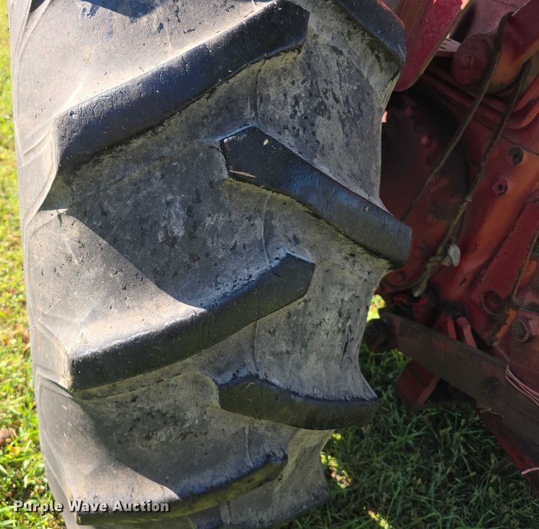 image for item DZ6385 International Harvester 756D tractor