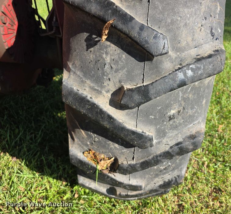 image for item DZ6385 International Harvester 756D tractor