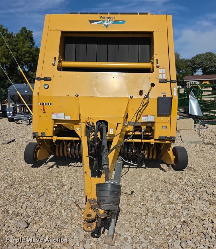image for item DZ6386 2006 Vermeer  605M DCF Wide pickup round baler