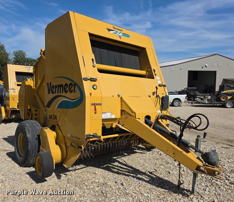image for item DZ6386 2006 Vermeer  605M DCF Wide pickup round baler