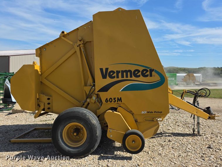 image for item DZ6386 2006 Vermeer  605M DCF Wide pickup round baler