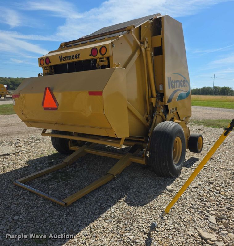image for item DZ6386 2006 Vermeer  605M DCF Wide pickup round baler