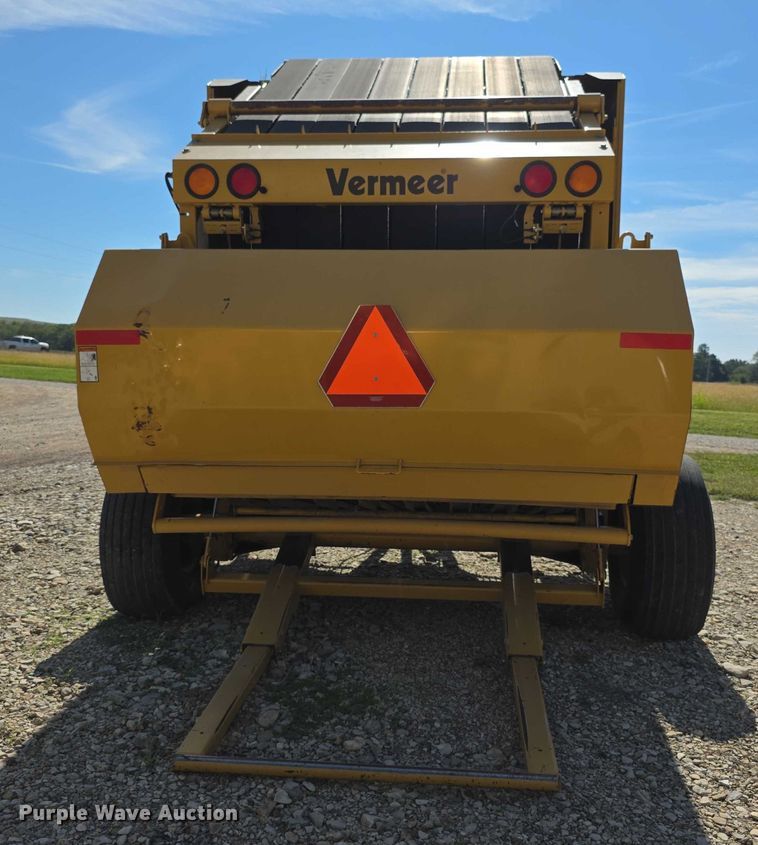 image for item DZ6386 2006 Vermeer  605M DCF Wide pickup round baler