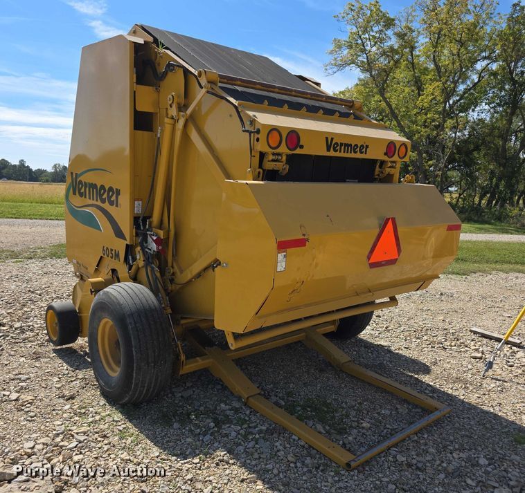 image for item DZ6386 2006 Vermeer  605M DCF Wide pickup round baler