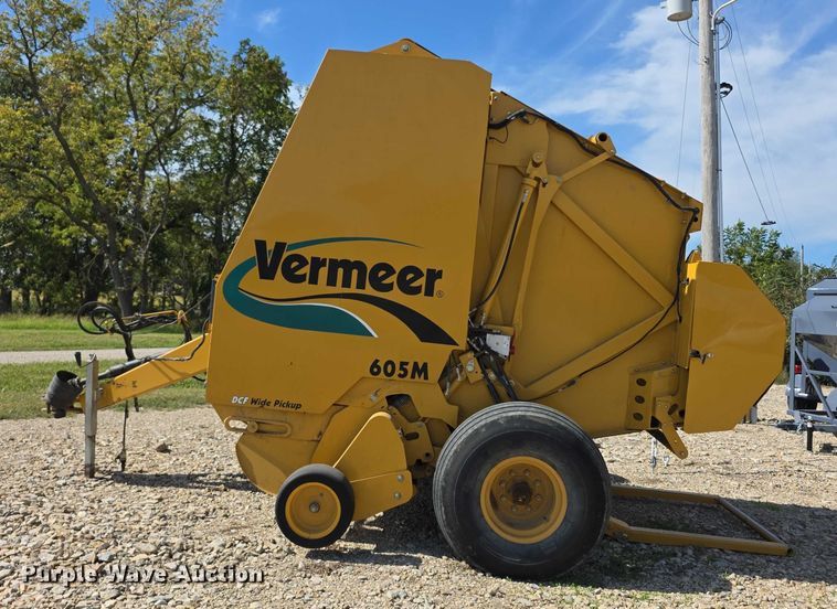 image for item DZ6386 2006 Vermeer  605M DCF Wide pickup round baler