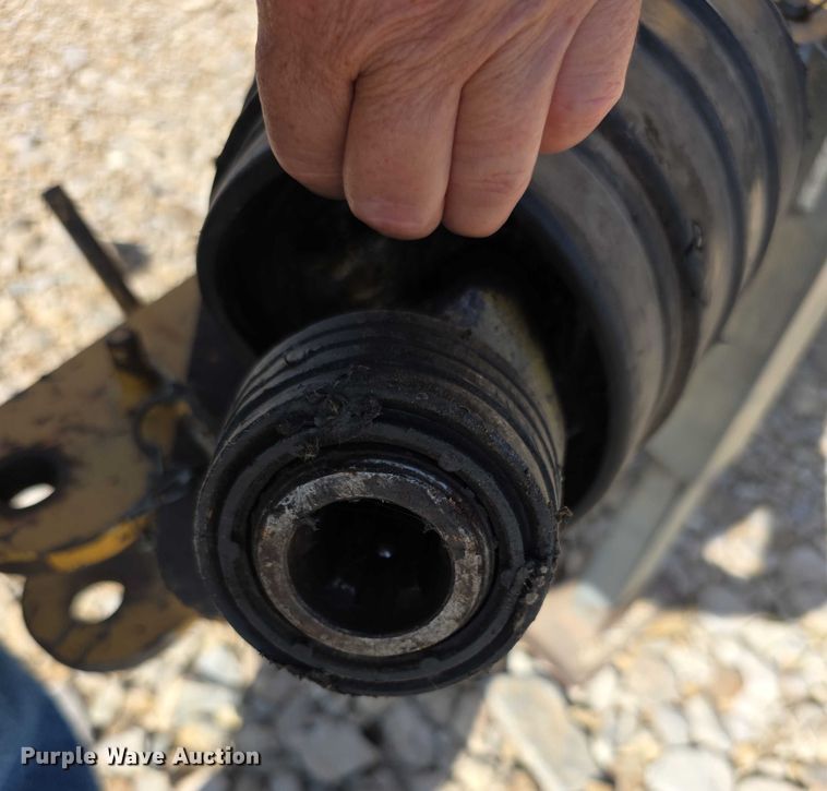 image for item DZ6386 2006 Vermeer  605M DCF Wide pickup round baler