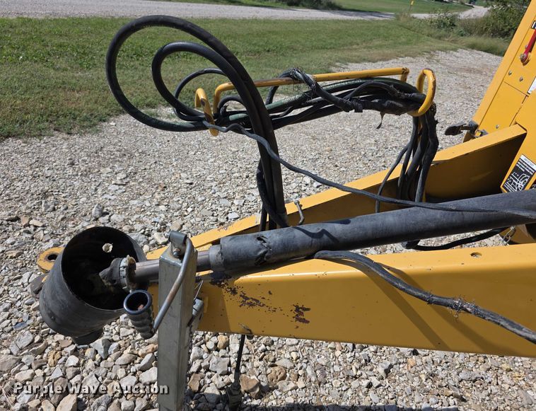 image for item DZ6386 2006 Vermeer  605M DCF Wide pickup round baler