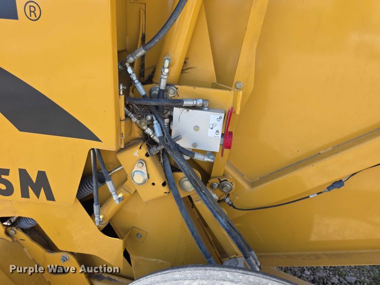 image for item DZ6386 2006 Vermeer  605M DCF Wide pickup round baler