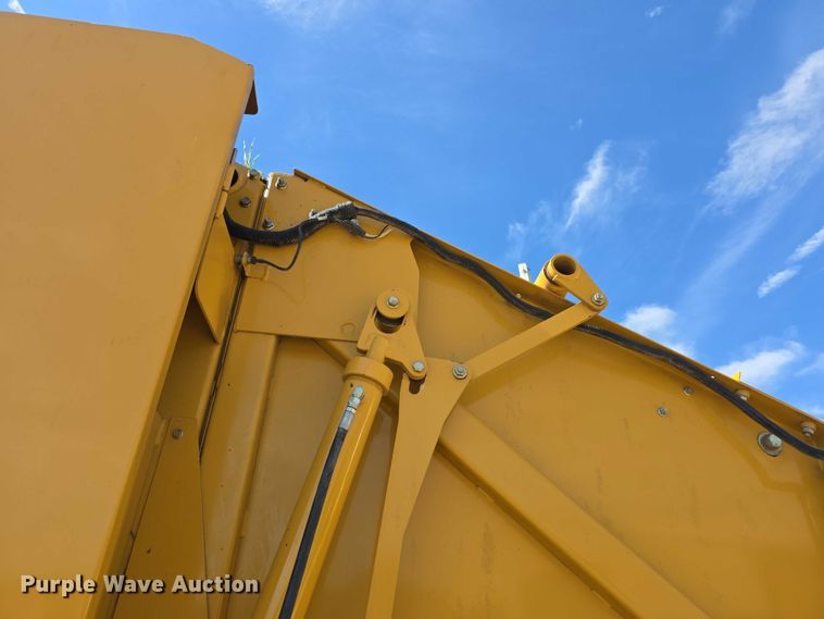 image for item DZ6386 2006 Vermeer  605M DCF Wide pickup round baler