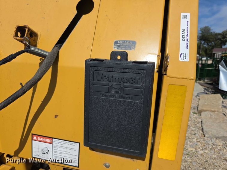 image for item DZ6386 2006 Vermeer  605M DCF Wide pickup round baler
