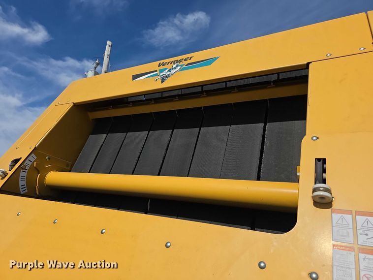 image for item DZ6386 2006 Vermeer  605M DCF Wide pickup round baler