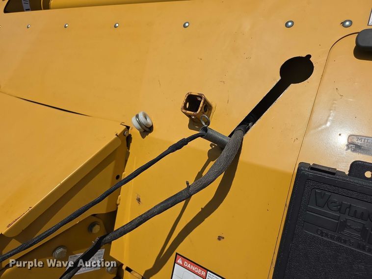 image for item DZ6386 2006 Vermeer  605M DCF Wide pickup round baler