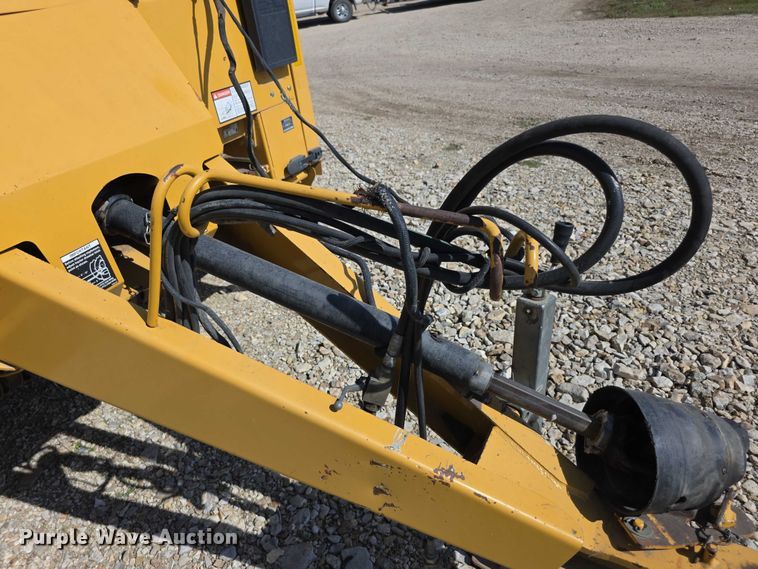 image for item DZ6386 2006 Vermeer  605M DCF Wide pickup round baler