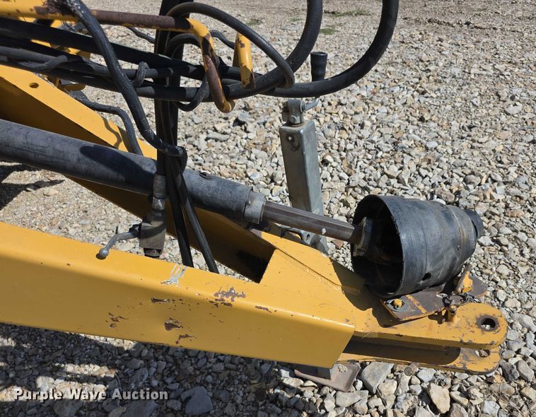 image for item DZ6386 2006 Vermeer  605M DCF Wide pickup round baler