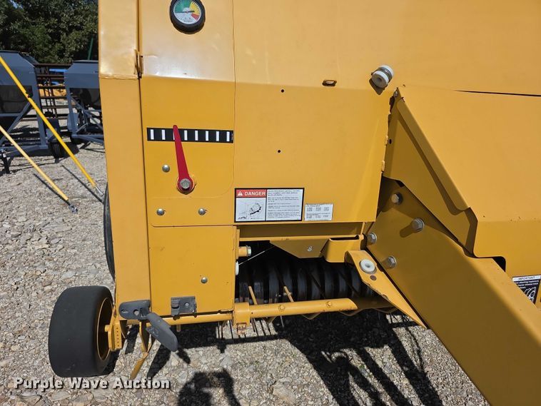 image for item DZ6386 2006 Vermeer  605M DCF Wide pickup round baler