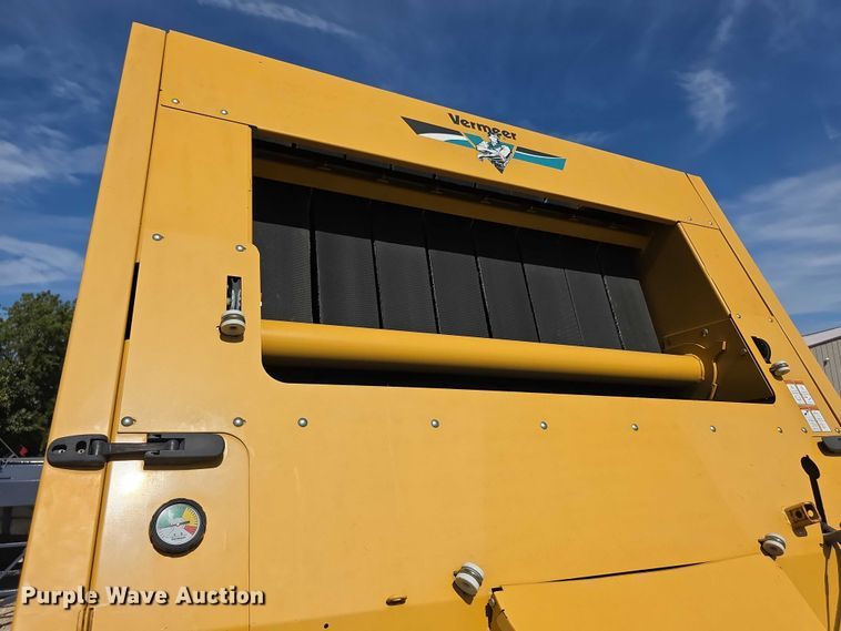 image for item DZ6386 2006 Vermeer  605M DCF Wide pickup round baler