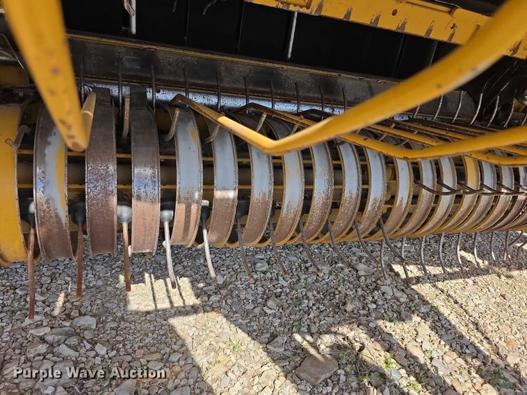 image for item DZ6386 2006 Vermeer  605M DCF Wide pickup round baler