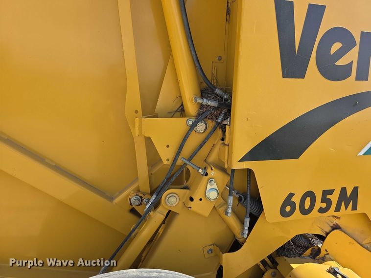 image for item DZ6386 2006 Vermeer  605M DCF Wide pickup round baler