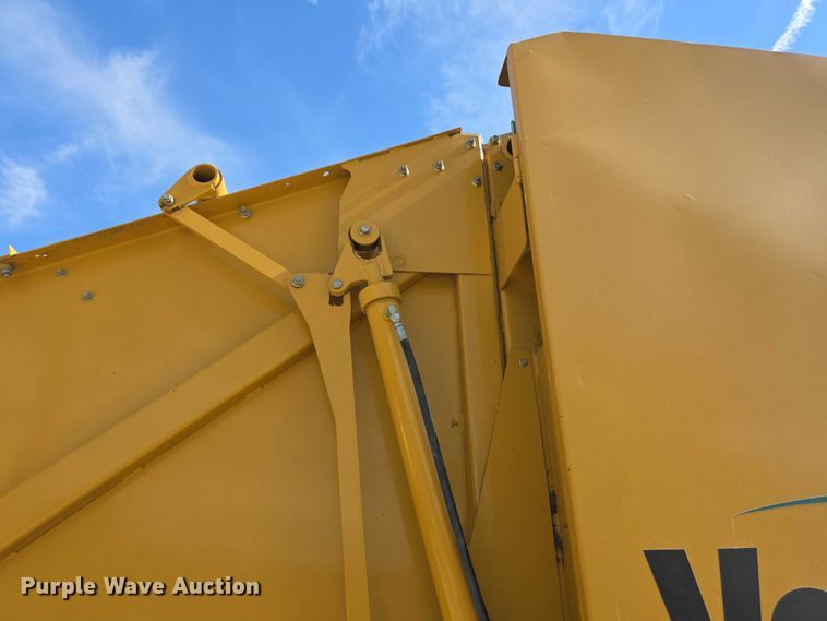 image for item DZ6386 2006 Vermeer  605M DCF Wide pickup round baler