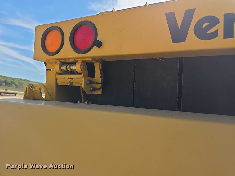 image for item DZ6386 2006 Vermeer  605M DCF Wide pickup round baler