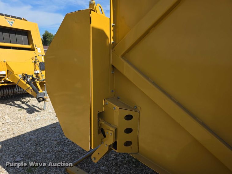 image for item DZ6386 2006 Vermeer  605M DCF Wide pickup round baler