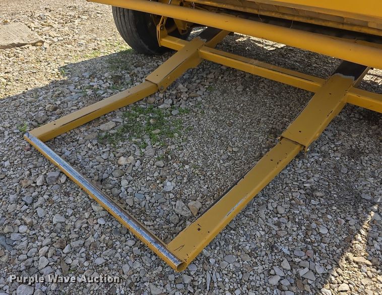 image for item DZ6386 2006 Vermeer  605M DCF Wide pickup round baler